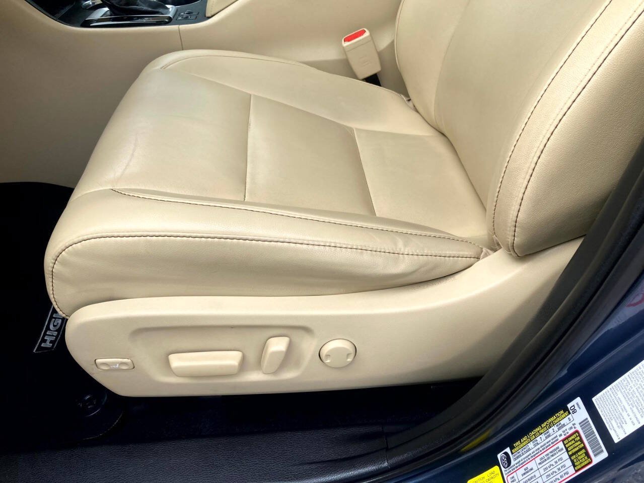 Used 2019 Toyota Highlander XLE FWD image 12
