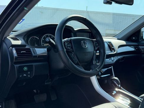 Used 2017 Honda Accord Touring image 11