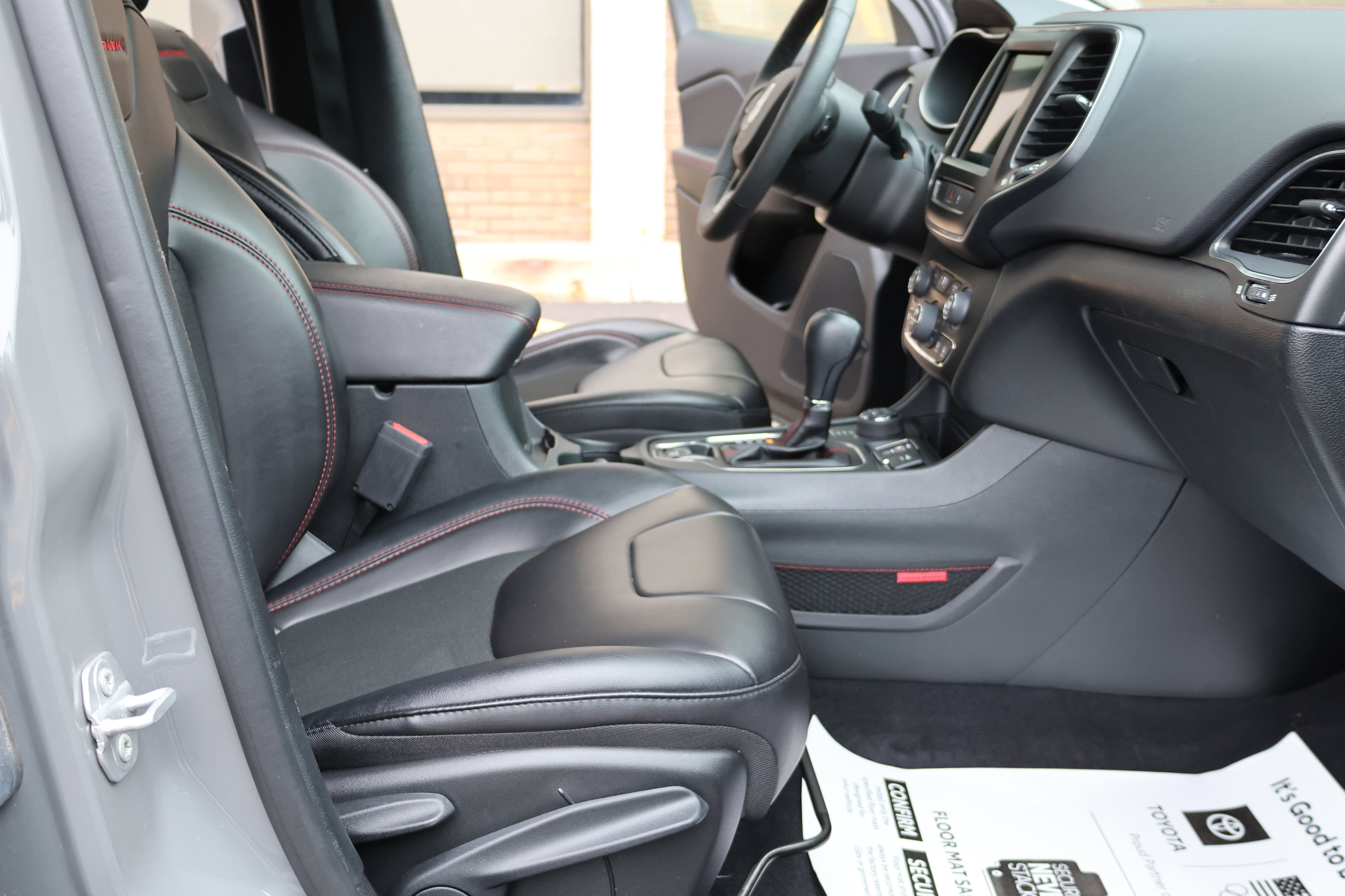 Used 2022 Jeep Cherokee Trailhawk AWD/4WD image 31