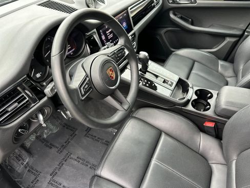Certified 2025 Porsche Macan AWD/4WD image 4