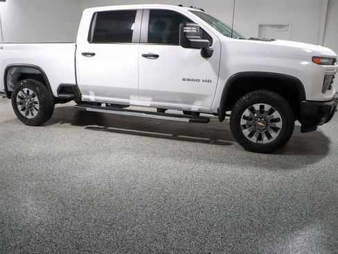 Used 2024 Chevrolet Silverado 2500 Custom image 6