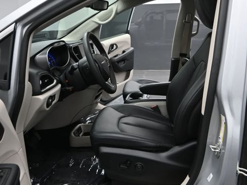 Used 2024 Chrysler Pacifica Touring-L FWD image 20