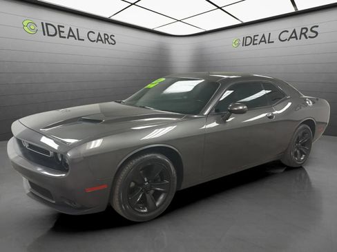 Used 2016 Dodge Challenger SXT RWD image 1