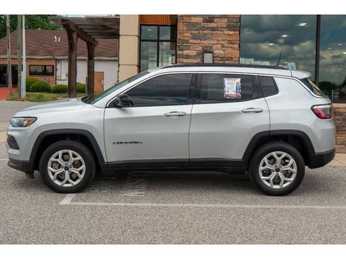 Used 2025 Jeep Compass Latitude AWD/4WD image 6