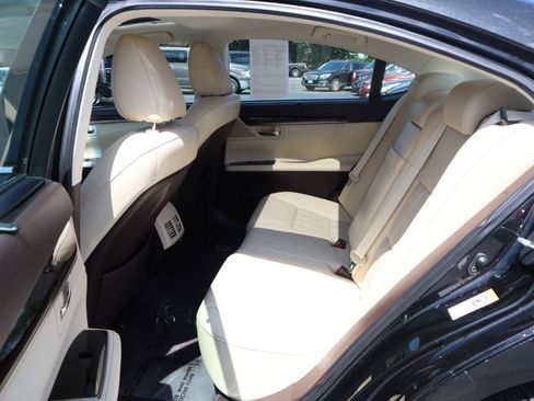 Used 2016 Lexus ES 350 w/ Ultra Luxury Package FWD image 14