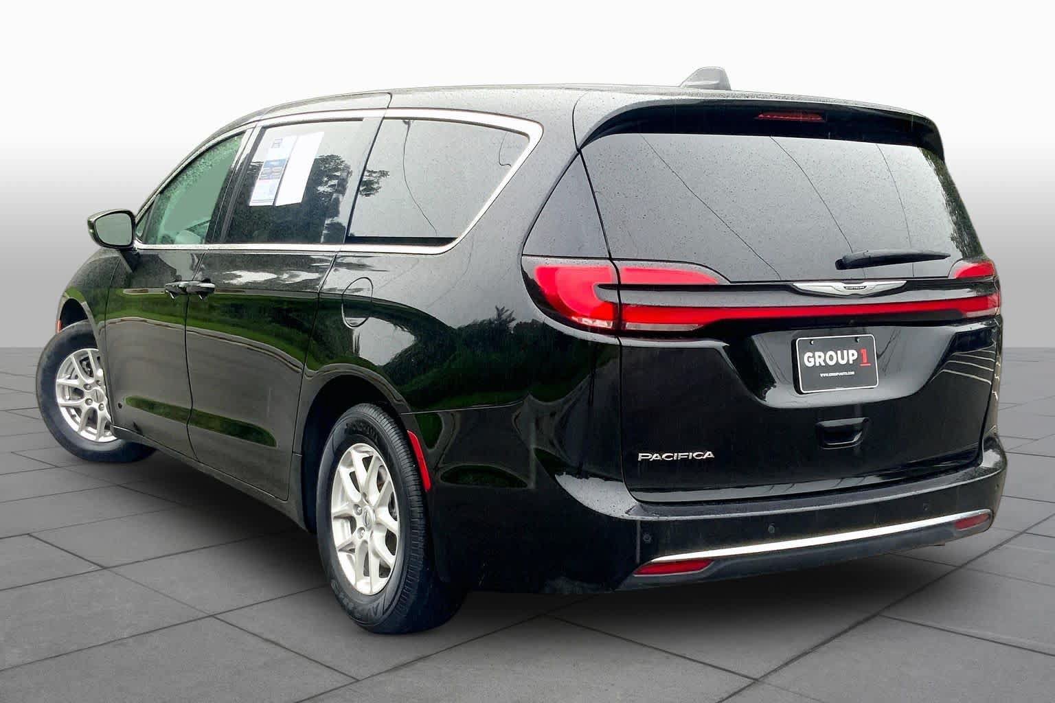 Used 2024 Chrysler Pacifica Touring-L FWD image 11