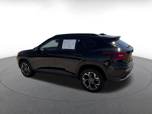 Used 2025 Chevrolet Trax LT w/ LT Convenience Package FWD image 9
