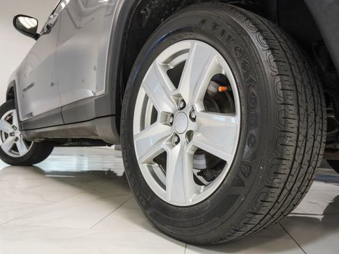 Used 2022 Jeep Compass Latitude w/ Convenience Group AWD/4WD image 39