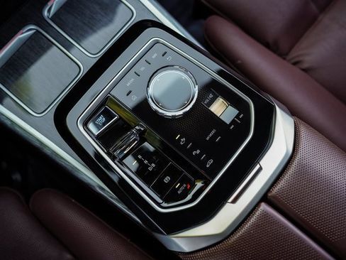 Used 2023 BMW i7 xDrive60 image 33