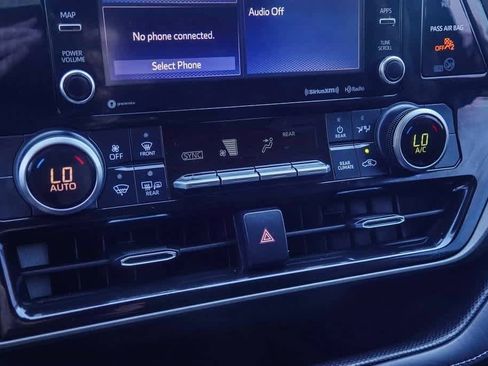 Used 2021 Toyota Highlander LE image 21