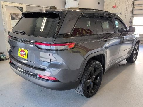 Used 2023 Jeep Grand Cherokee Altitude AWD/4WD image 5