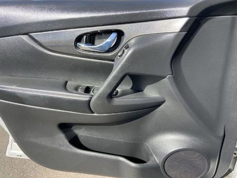 Used 2018 Nissan Rogue SV image 17