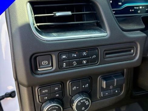 Used 2022 Chevrolet Tahoe Z71 w/ Luxury Package AWD/4WD image 11