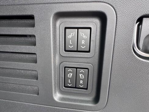 New 2026 Chevrolet Traverse RS w/ LPO, Floor Liner Package image 9