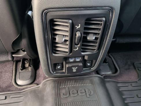 Used 2018 Jeep Grand Cherokee Limited image 13