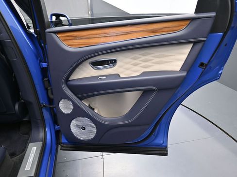 Used 2025 Bentley Bentayga image 29