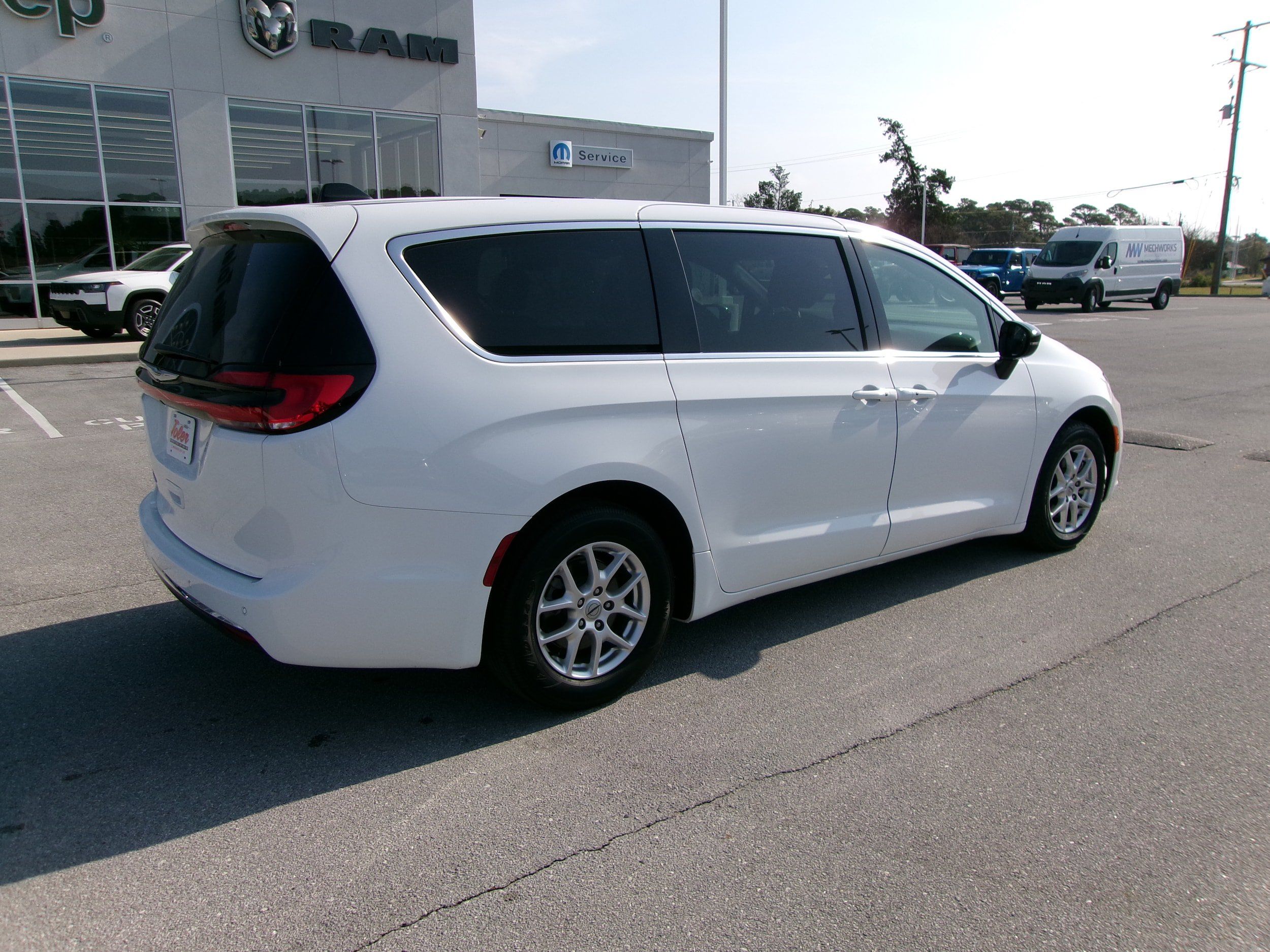 Used 2025 Chrysler Pacifica Select FWD image 4