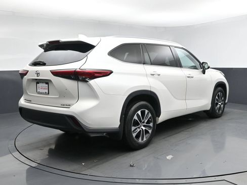 Used 2021 Toyota Highlander XLE AWD/4WD image 18