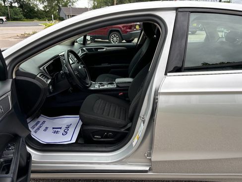 Used 2019 Ford Fusion SE image 10
