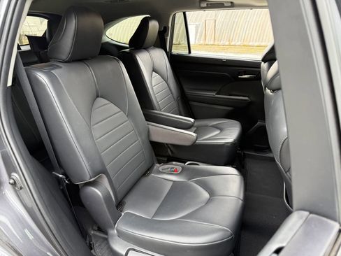 Used 2021 Toyota Highlander XLE FWD image 29