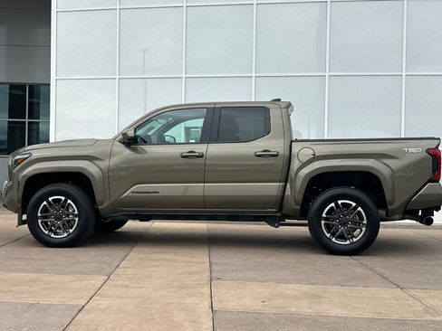 Used 2025 Toyota Tacoma TRD Sport AWD/4WD image 7