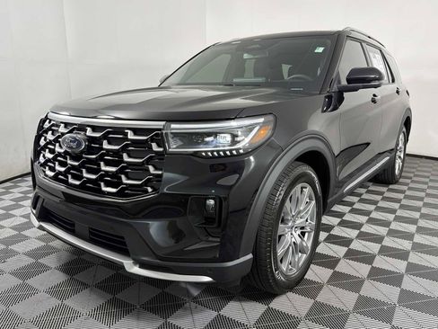 Used 2025 Ford Explorer Platinum image 3