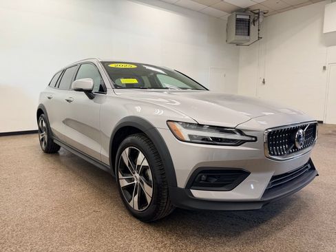 Used 2025 Volvo V60 B5 Cross Country Plus AWD/4WD image 9