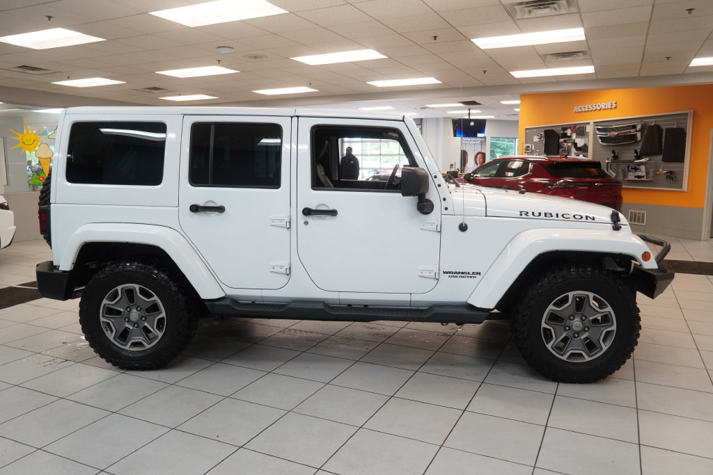 Used 2015 Jeep Wrangler Unlimited Rubicon w/ Connectivity Group AWD/4WD image 11