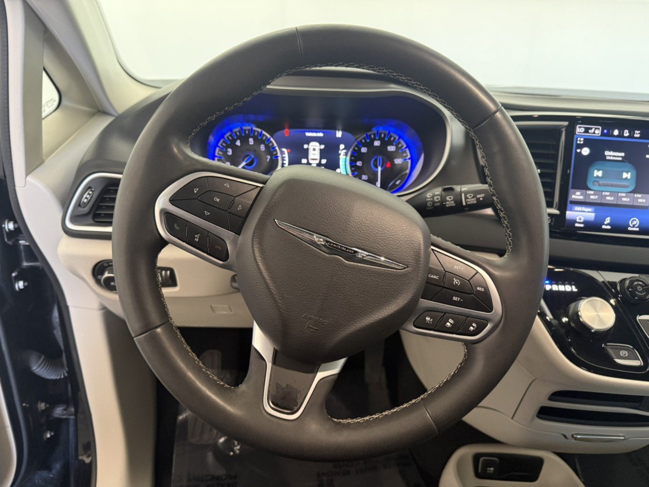 Used 2024 Chrysler Pacifica Touring-L FWD image 21