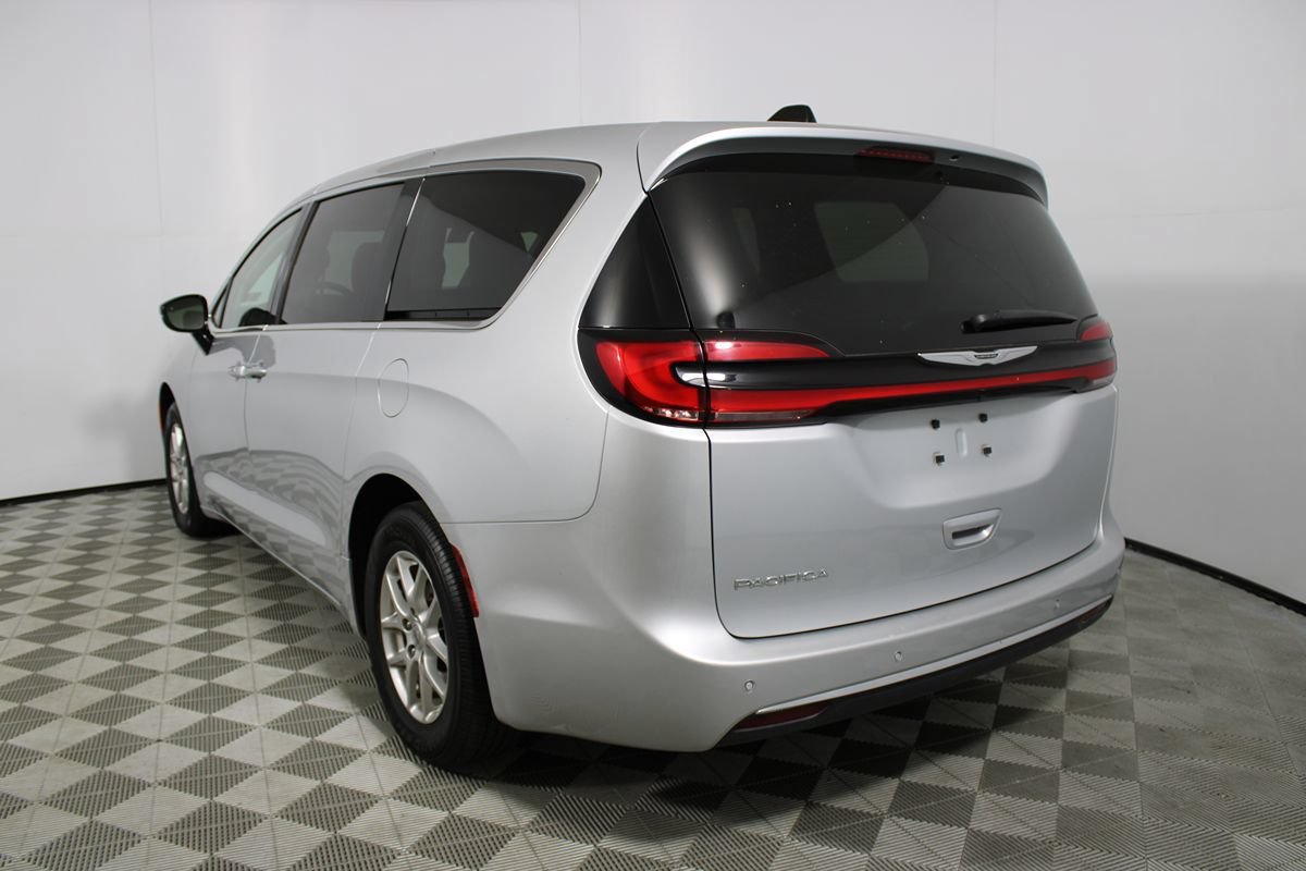 Used 2024 Chrysler Pacifica Touring-L FWD image 4