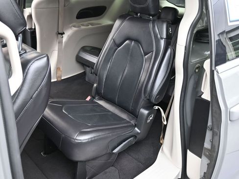 Used 2022 Chrysler Pacifica Touring-L image 15