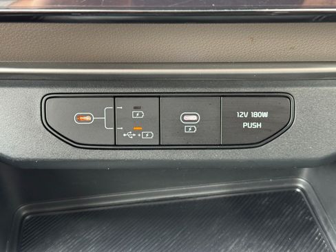 Used 2025 Kia Carnival FWD image 32