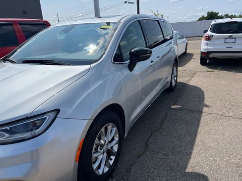 Used 2026 Chrysler Pacifica Limited FWD image 6