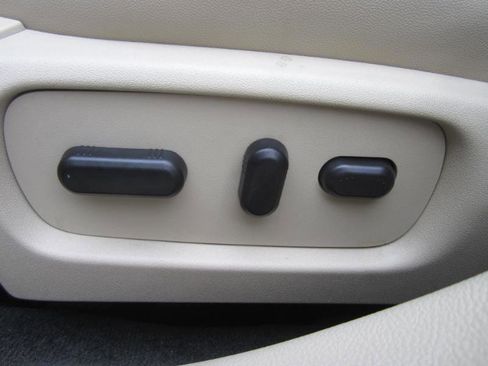 Used 2013 Ford Taurus Limited FWD image 22