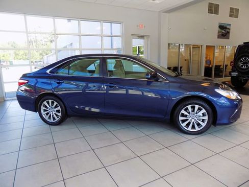 Used 2017 Toyota Camry XLE w/ Moonroof Package FWD image 8
