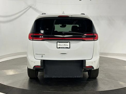 Used 2022 Chrysler Pacifica Touring-L FWD image 7