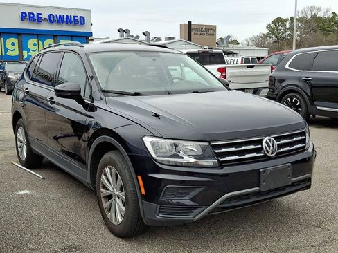 Used 2020 Volkswagen Tiguan S image 2