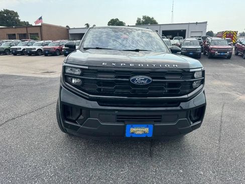 Used 2025 Ford Expedition Active RWD image 3