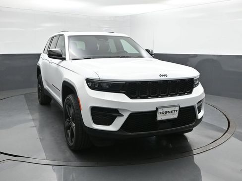 New 2025 Jeep Grand Cherokee Altitude image 22