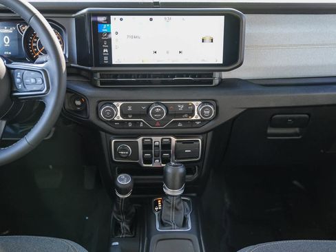 Used 2025 Jeep Gladiator Sport image 11