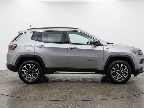 Used 2025 Jeep Compass Trailhawk image 9