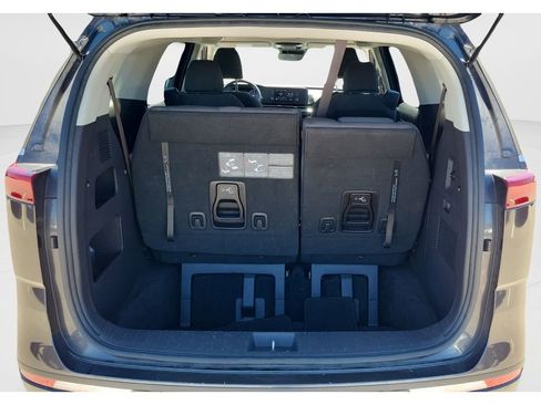 Used 2022 Kia Carnival LX image 9