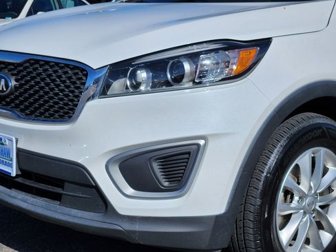 Used 2017 Kia Sorento LX image 8