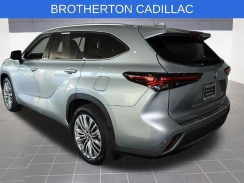 Used 2024 Toyota Highlander Platinum image 3