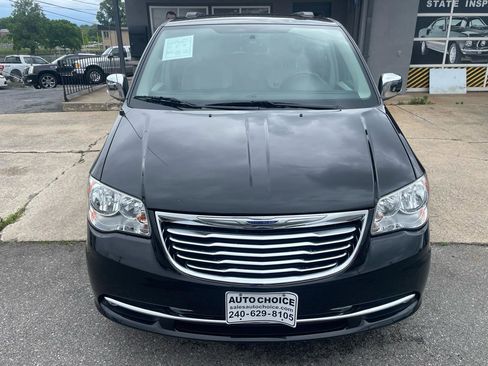 Used 2013 Chrysler Town & Country Touring-L w/ Entertainment Group #2 FWD image 2