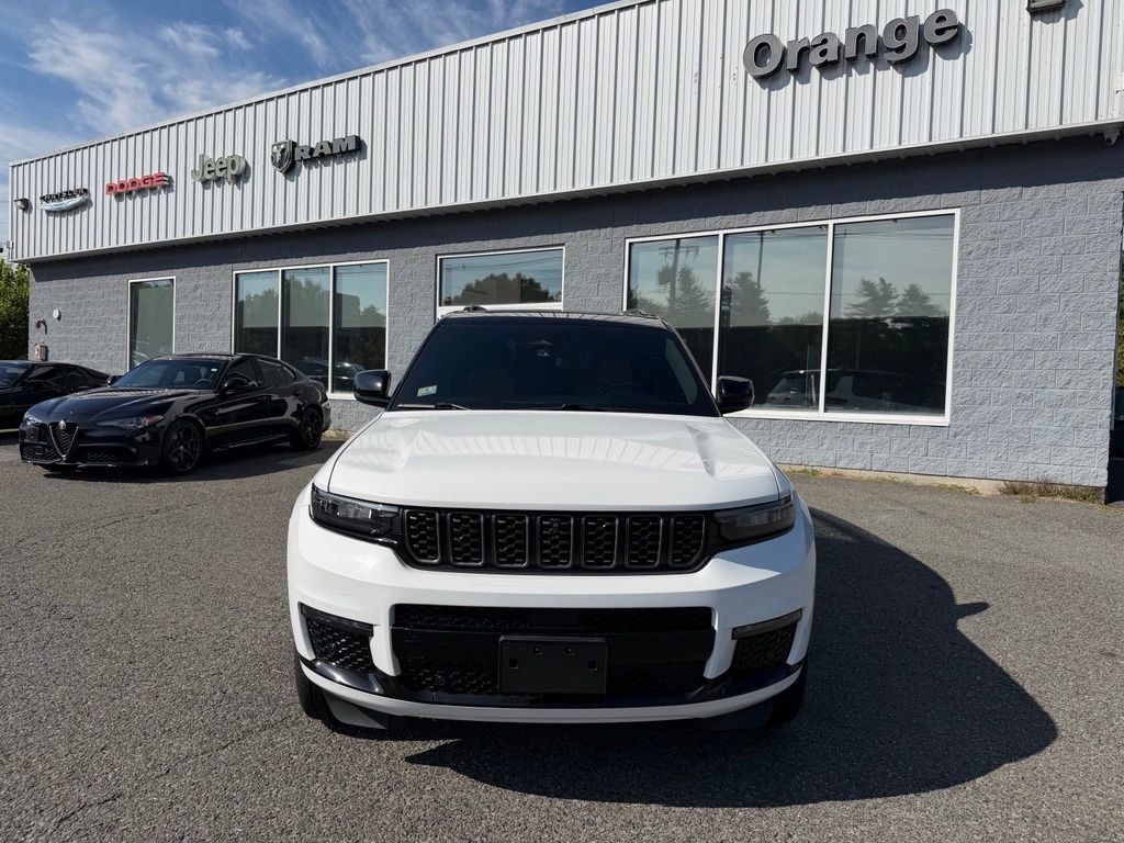 Used 2023 Jeep Grand Cherokee L Summit w/ High Altitude Package AWD/4WD image 8