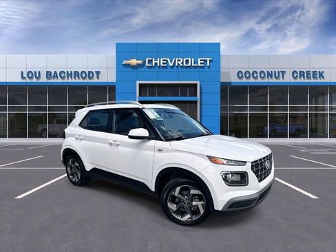 Used 2025 Hyundai Venue SEL FWD image 1