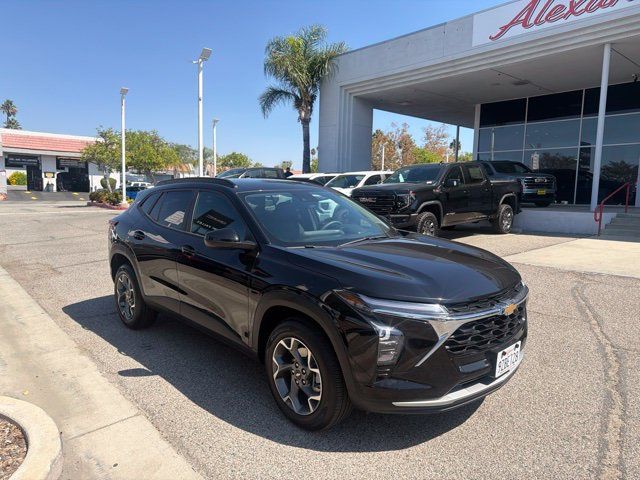 Used 2026 Chevrolet Trax LT FWD image 4