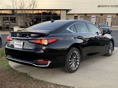 Used 2025 Lexus ES 300h w/ Luxury Package image 10