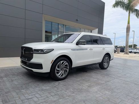 Certified 2025 Lincoln Navigator Reserve AWD/4WD image 8